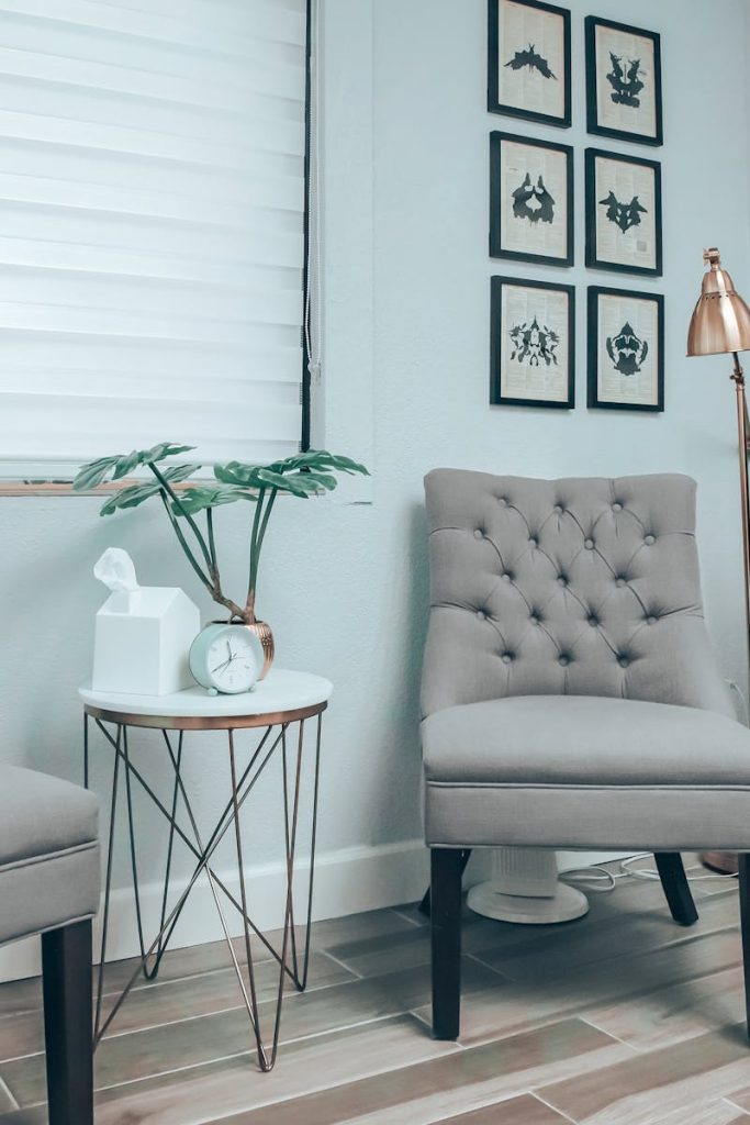 pexels-photo-3728184-3728184 A stylish living room with elegant chairs, decor, and a bookshelf in a modern setting.